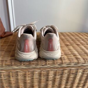 Hoka Arahi 7 Women’s running shoes